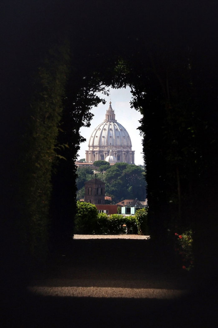 The S. Pietro Basilica Dome from the keyhole | St. Peter's Basilica seen through a keyhole at the Villa Malta, Photo by AngMoKio CC BY-SA 2.5